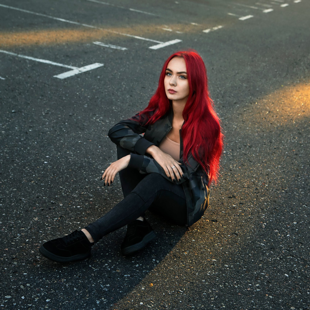 Щелка с красными волосами на дороге