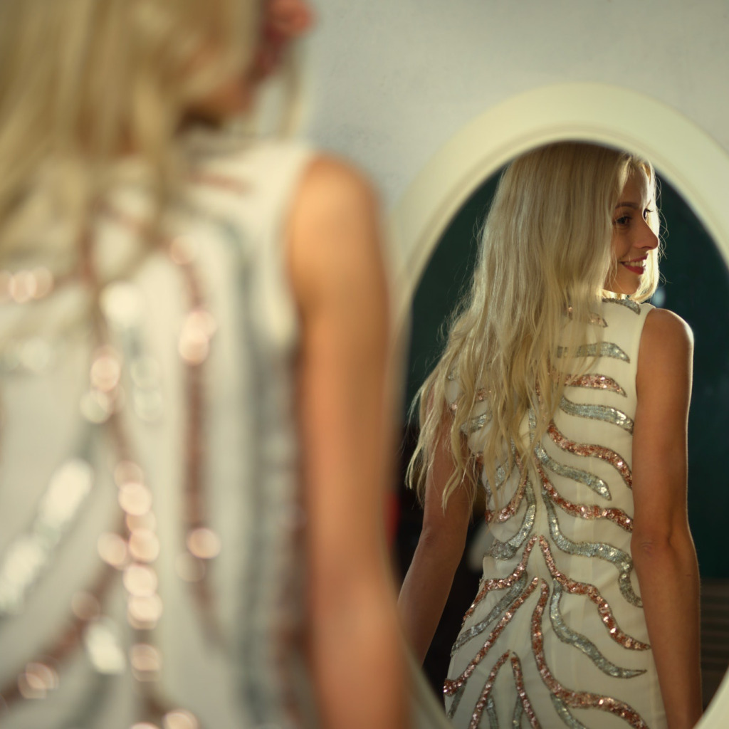 Блондинка в платье и со стройной фигурой трахается с другом перед зеркалом