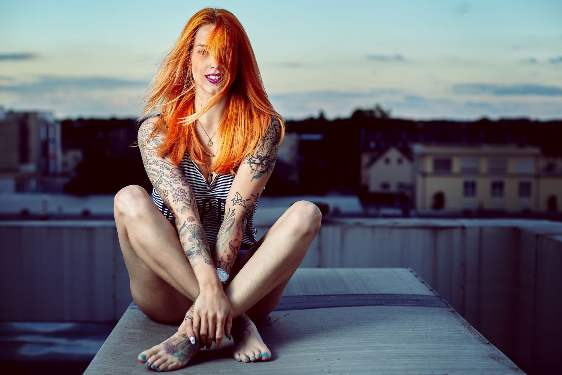 Vanna Bardot показывает изящное загорелое тело и шикарные рыжие волосы