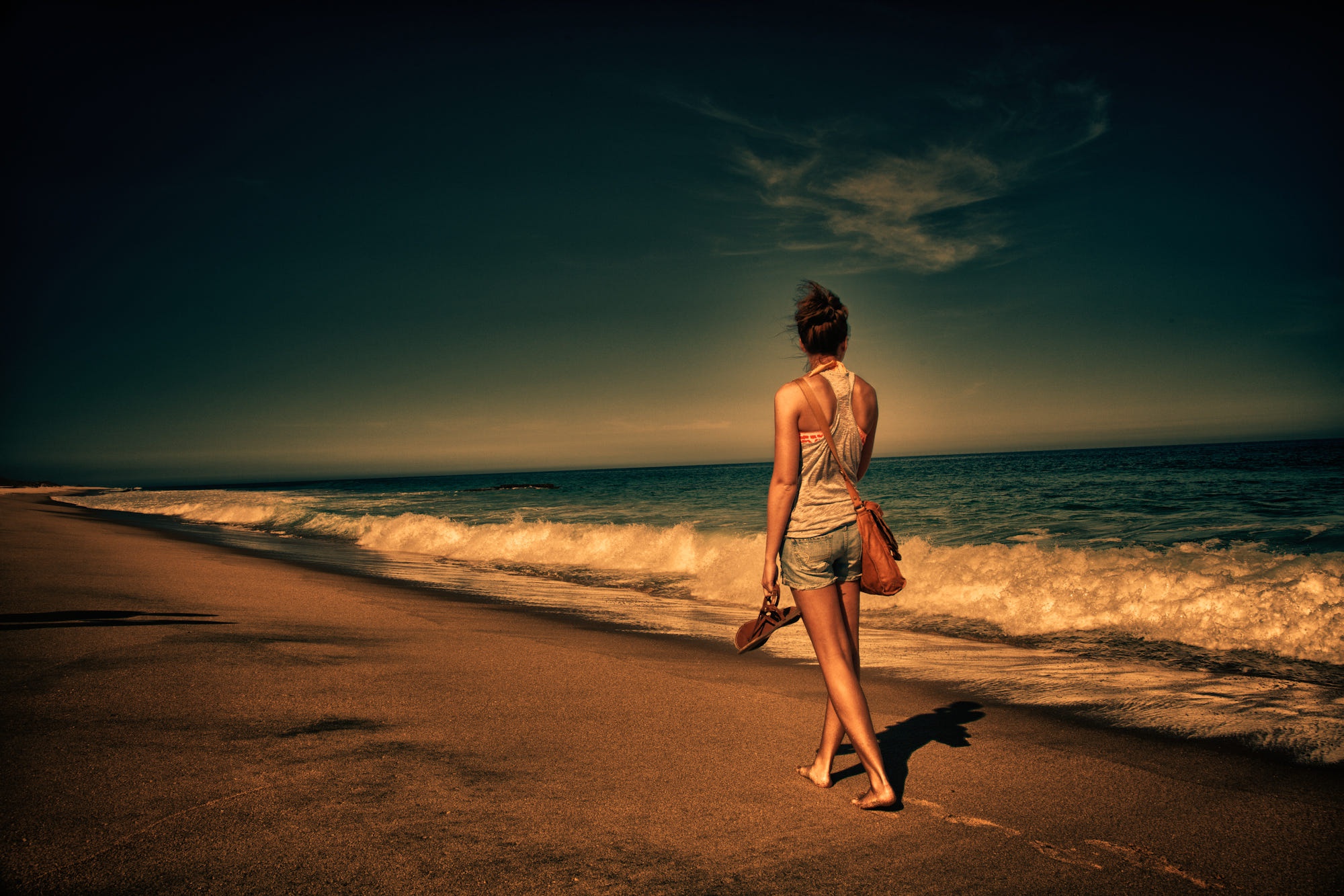 Прогулка по пляжу возбуждает девушку