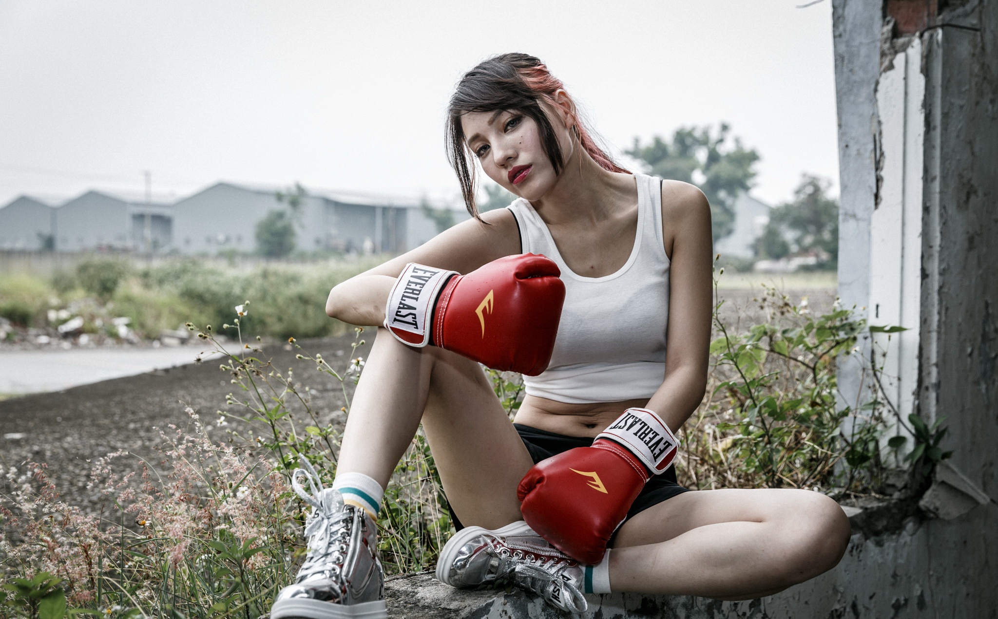 Обнаженная спортсменка в боксерских перчатках