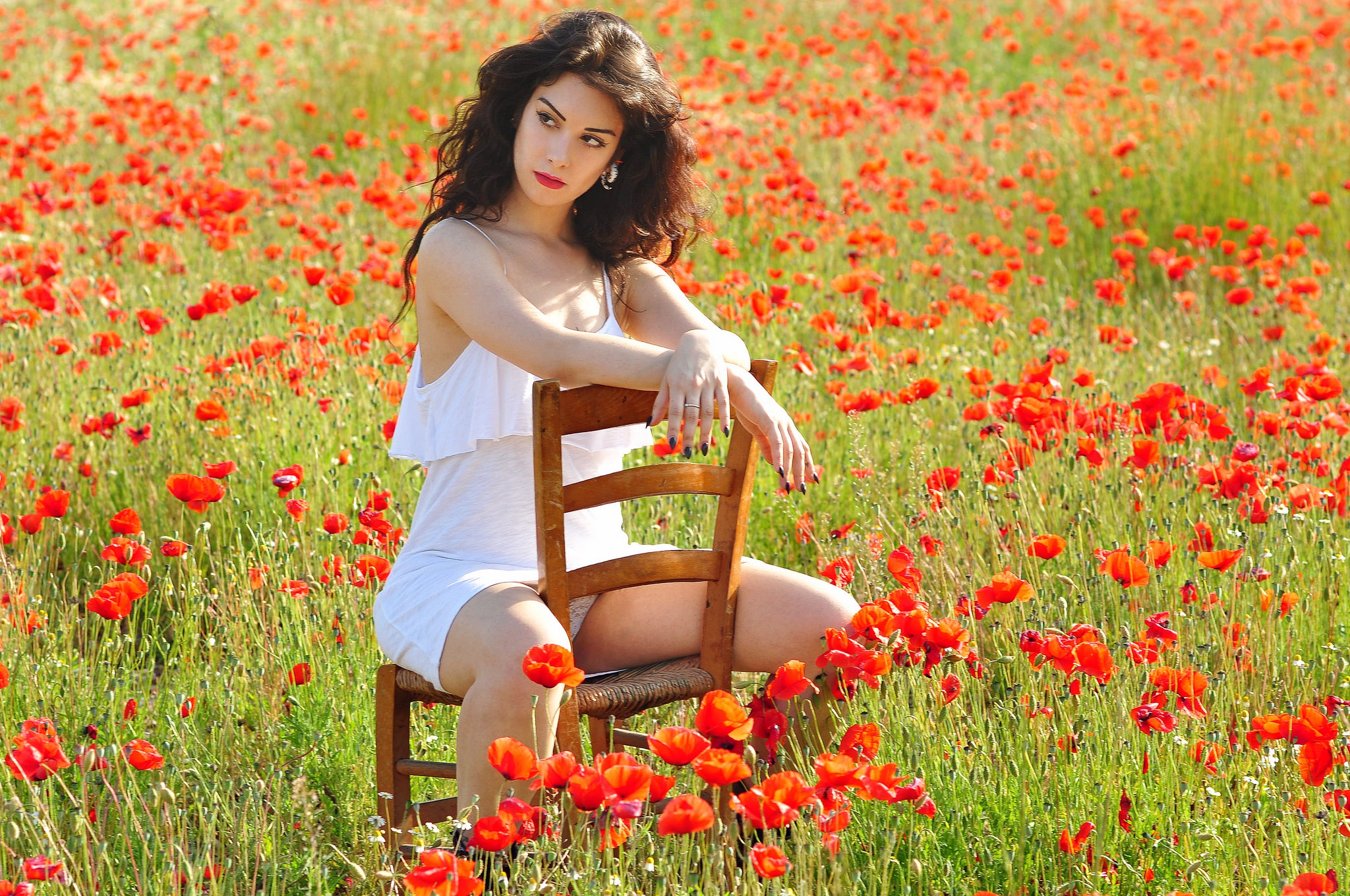 Очаровательная любовница любит светить большими буферами в поле цветов