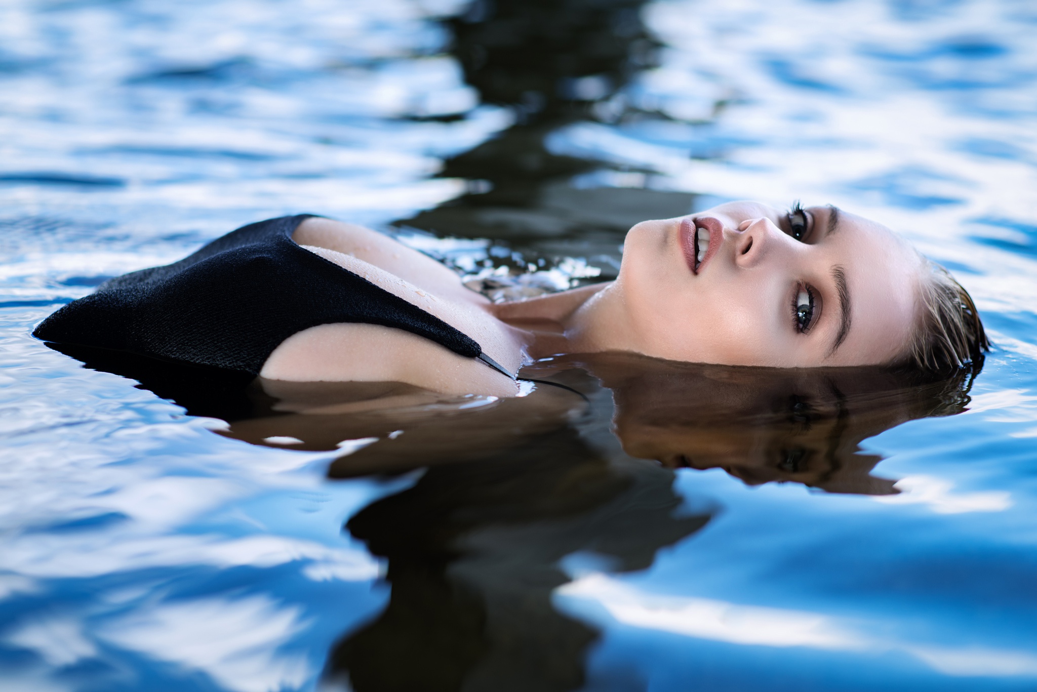 Девушка плавает на теплоходе в Санкт-Петербурге и при этом показывает полностью обнаженное тело 