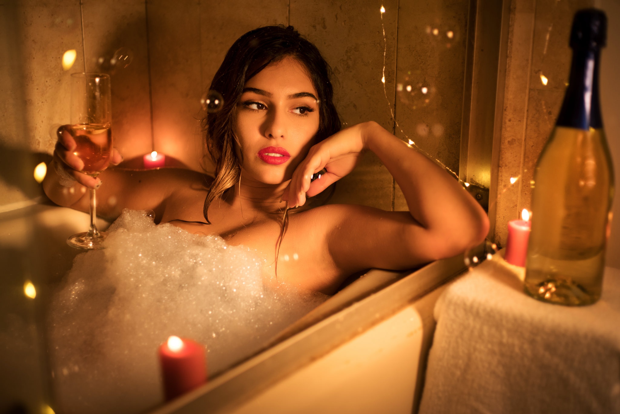 В романтическом видео при свечах девушка устроила любительскую мастурбацию члена