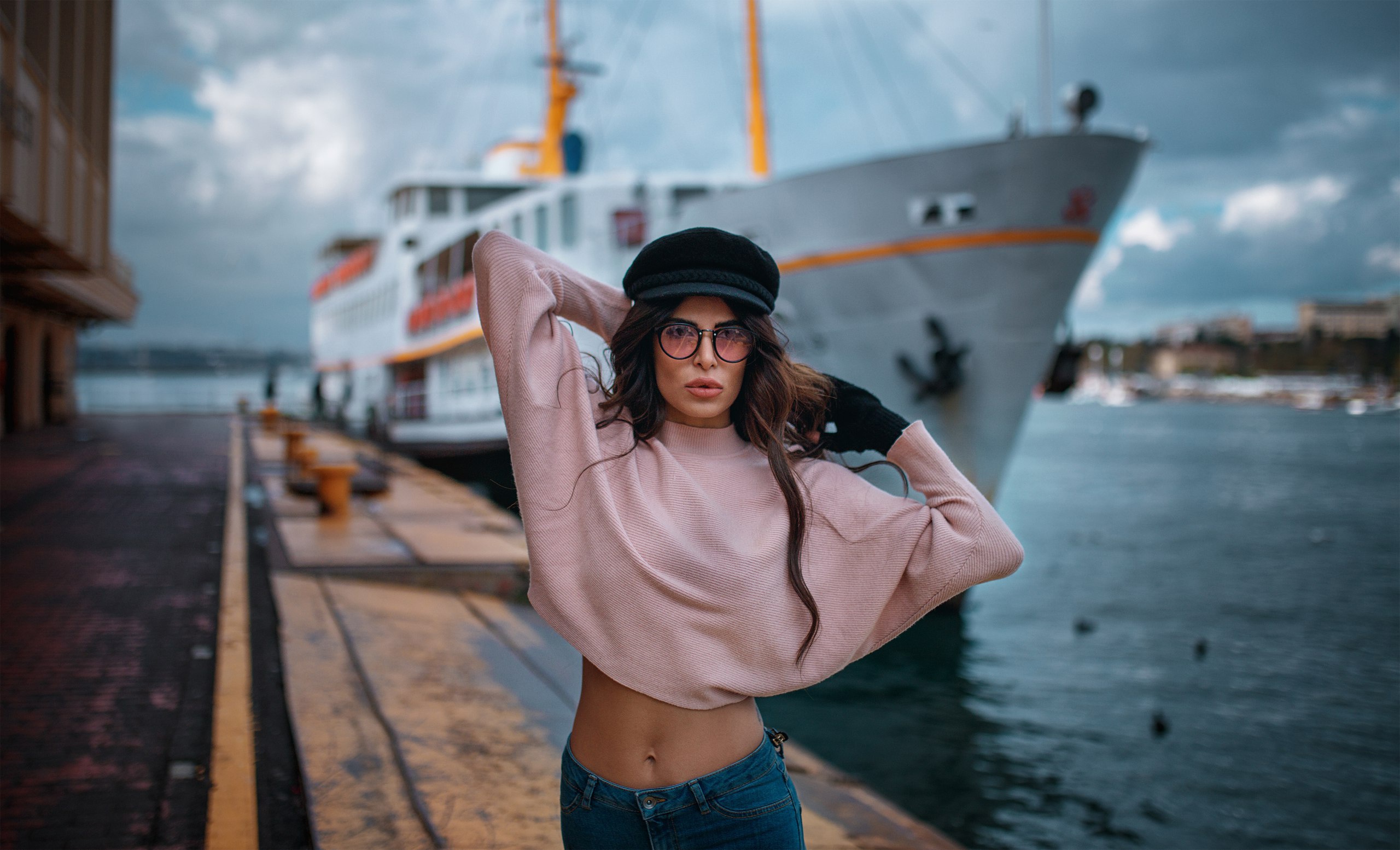 Сексуальная морячка позирует на корабле показывая свою киску