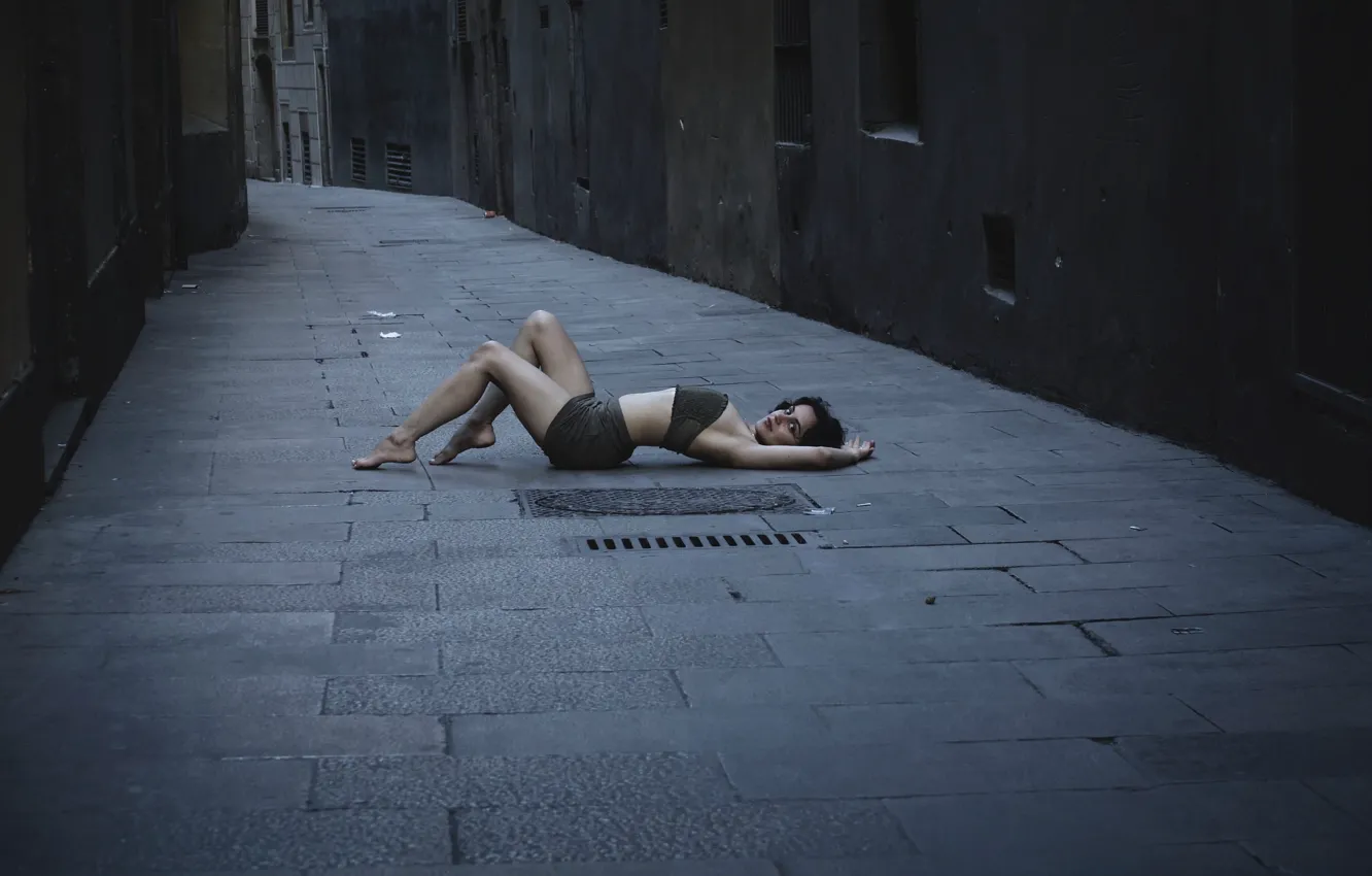 Голая лежит на улице фото