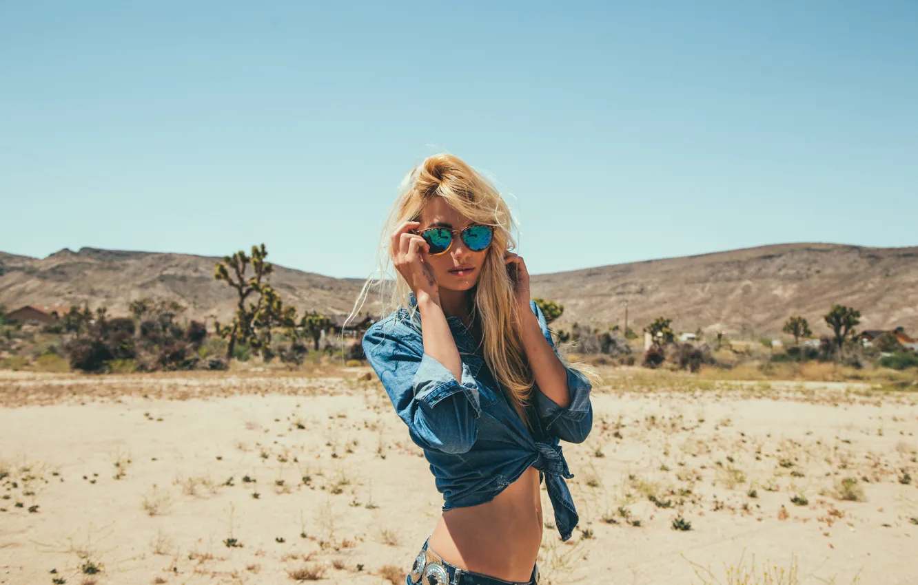Блонда с красивыми дойками в пустыне