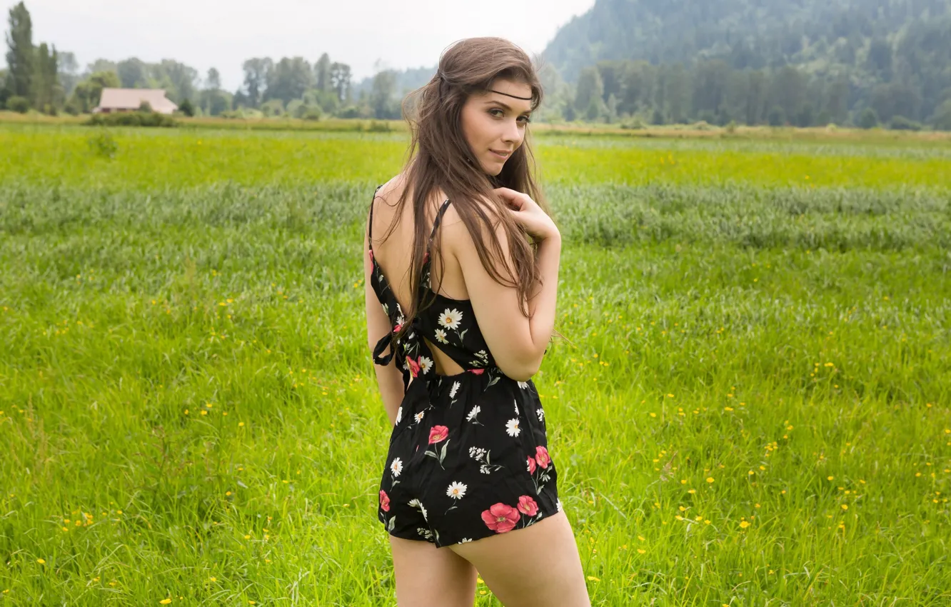 Голая милашка Аня сняла платье на зеленой поляне