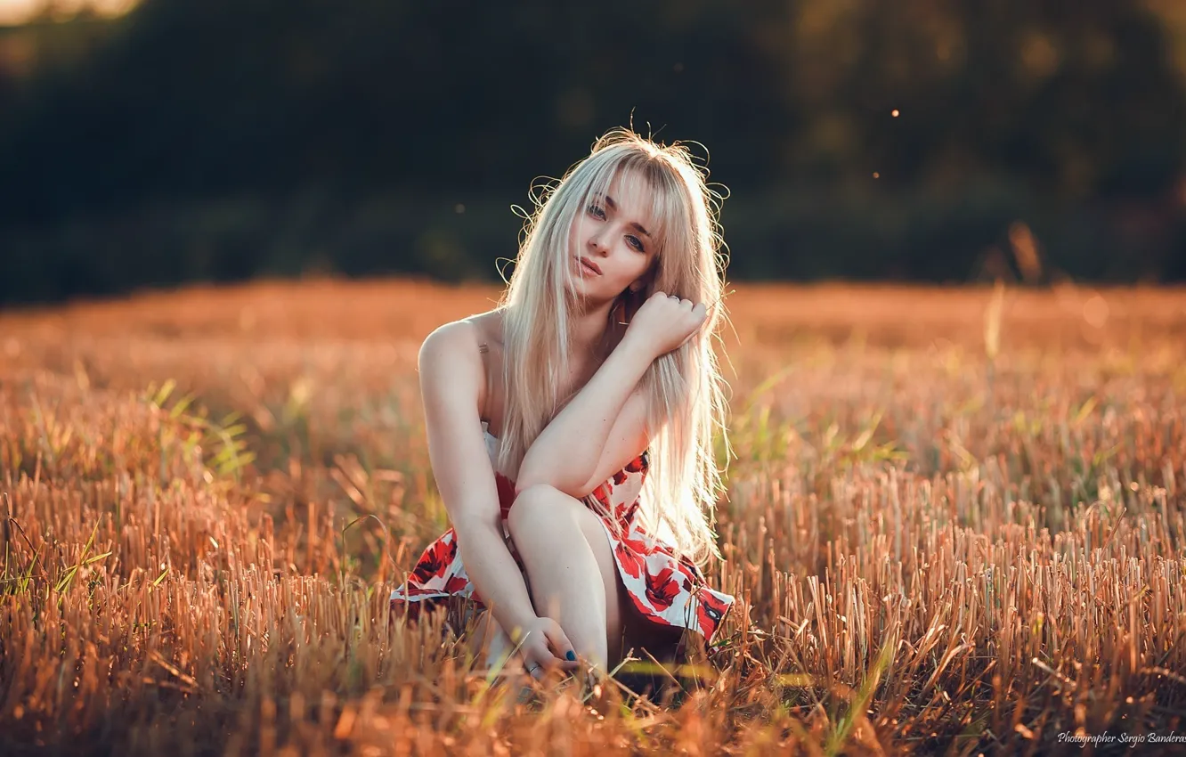 Блондинка оголенная в пшеничном поле с косичками на голове
