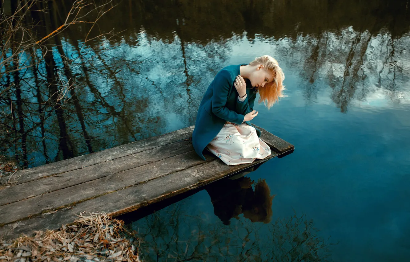 Блондинка сидит в тёплой воде фото