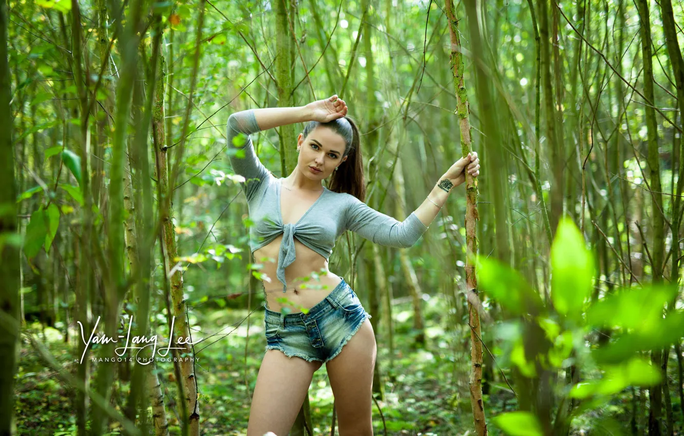 Фото девушки с красивой пиздой в зелёном лесу