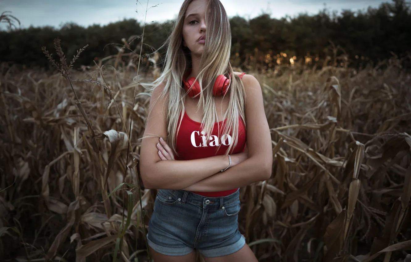 Сексуальная девушка устроила фотосессию в поле