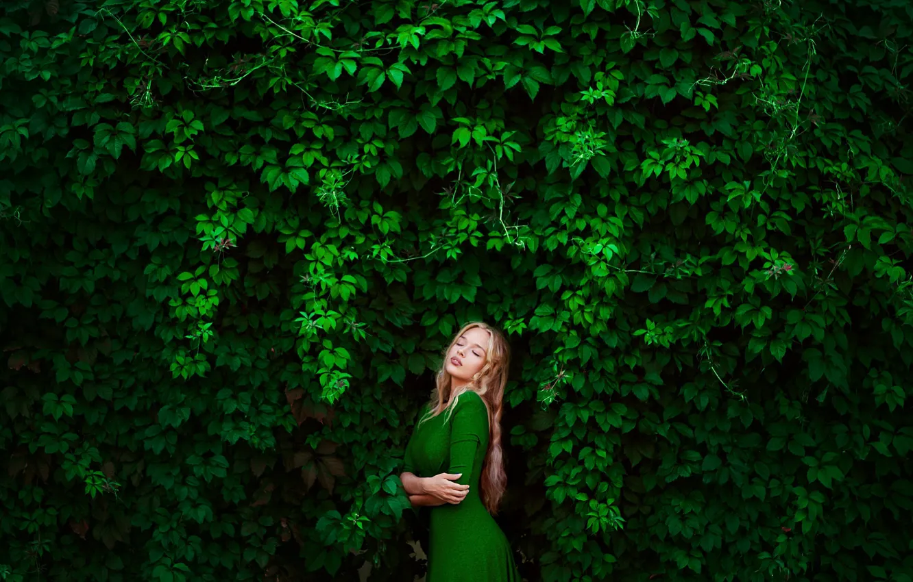 Чудесная блондинка среди зелени