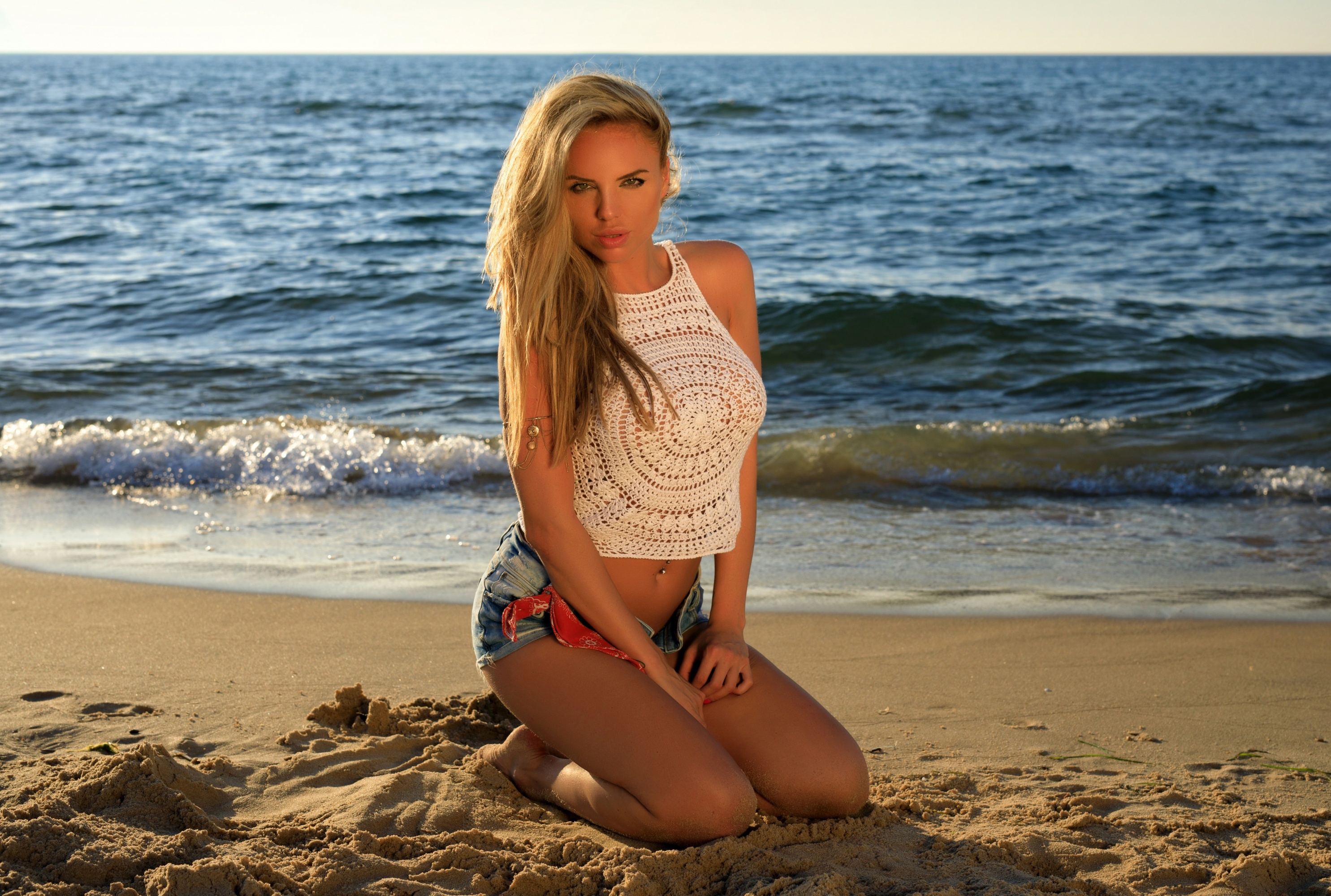 Молоденькая блондинка на пляже - 15 фото