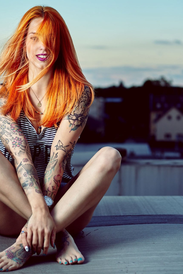 Татуированная девушка с рыжими волосами