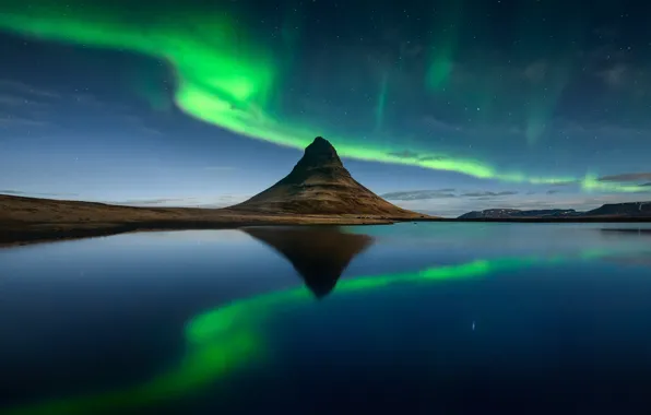 Картинка небо, звезды, ночь, гора, северное сияние, Исландия, фьорд, Kirkjufell, Киркьюфетль