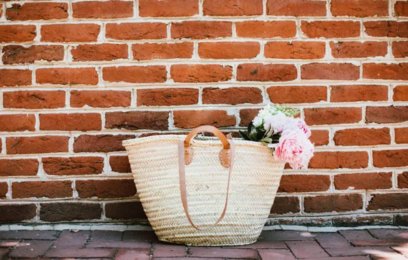 Картинка цветы, стена, улица, кирпич, лепестки, розовые, сумка, пионы