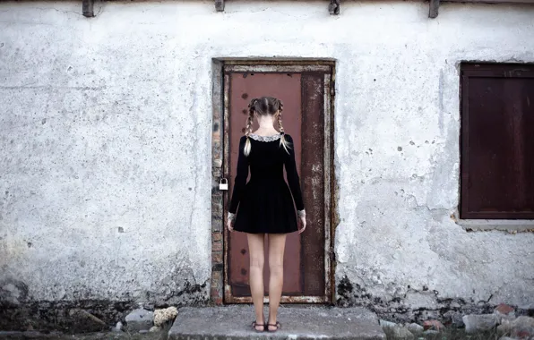 Картинка девушка, дверь, косички, форма, ножки