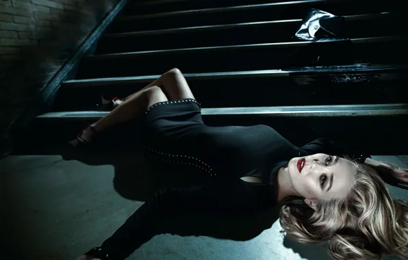 Картинка поза, макияж, платье, прическа, блондинка, лестница, ступени, лежит, красотка, на полу, в черном, Elizabeth Olsen, …