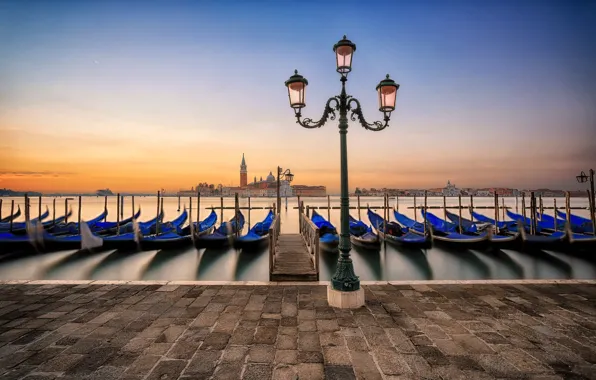 Картинка рассвет, пристань, утро, Италия, фонарь, Венеция, лагуна, набережная, Italy, гондолы, Venice