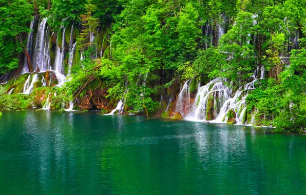 Картинка зелень, деревья, озеро, скалы, водопады, Хорватия, Plitvice Lakes