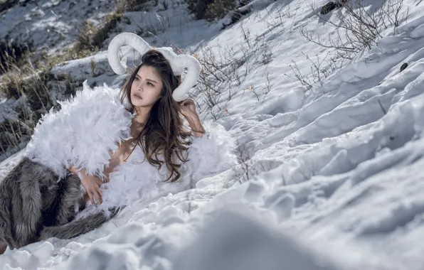 Картинка зима, девушка, снег, стиль, перья, рога, мех