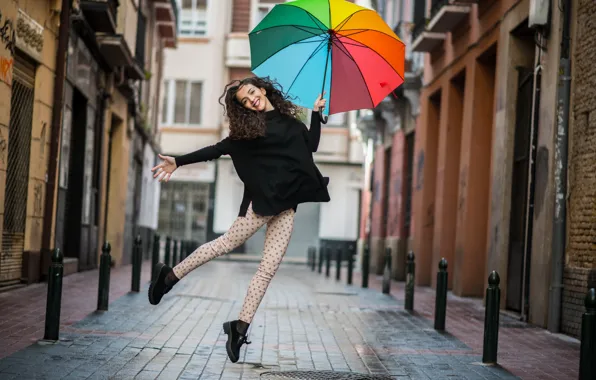 Картинка девушка, город, улыбка, настроение, улица, зонт