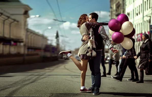 Картинка девушка, шарики, радость, улица, встреча, поцелуй, парень, влюблённые