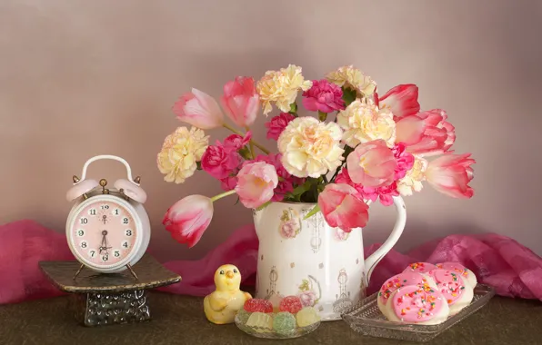 Картинка цветы, букет, печенье, будильник, тюльпаны, натюрморт, мармелад, гвоздики