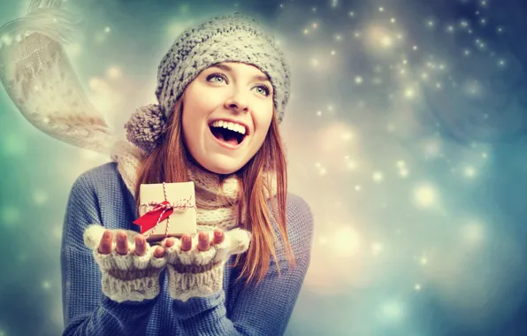 Картинка девушка, снег, радость, подарок, шапка, шарф, свитер, коробочка, митенки