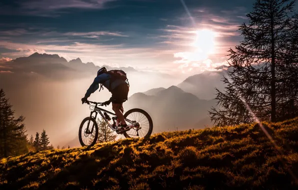Картинка sport, forest, bicycle, twilight, sky, bike, trees, sunset, mountains, clouds, sun, fog, man, meadow, mist, …