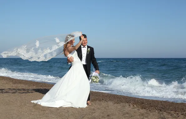 Картинка море, волны, лето, радость, букет, платье, прогулка, невеста, фата, dress, sea, свадьба, жених, bouquet, wedding, …