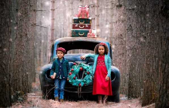 Картинка машина, лес, деревья, дети, праздник, мальчик, девочка, подарки, венок, чемоданы