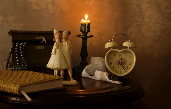 Картинка часы, свеча, ожерелье, будильник, шкатулка, книга, статуэтка