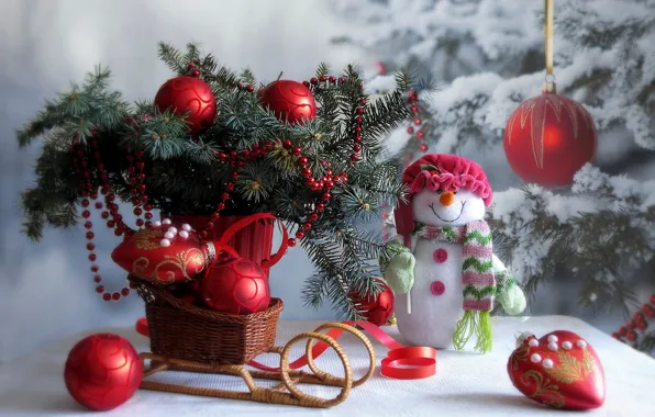 Картинка зима, снег, украшения, ветки, стол, праздник, игрушки, новый год, рождество, ель, снеговик, ёлка, санки