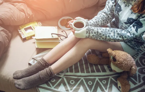 Картинка девушка, кофе, печенье, Girl, чашка, постель, книга, book, bed, coffee, reading, socks, warm, drinking