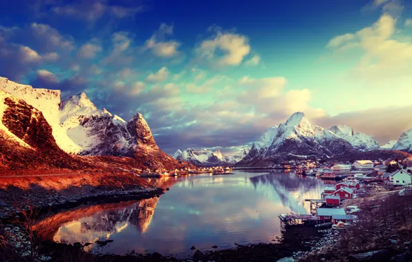 Картинка зима, небо, солнце, облака, снег, горы, дома, Норвегия, залив, Лофотенские острова, Lofoten