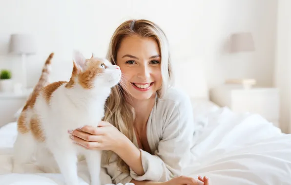 Картинка кошка, девушка, улыбка, кровать, прическа, блондинка, постель, халат