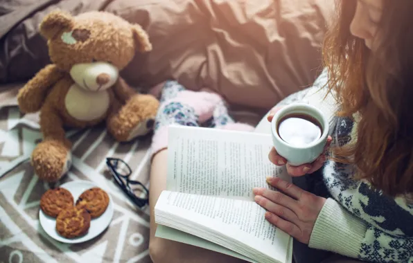 Картинка девушка, кофе, печенье, Girl, чашка, постель, книга, book, bed, coffee, reading, socks, warm, drinking