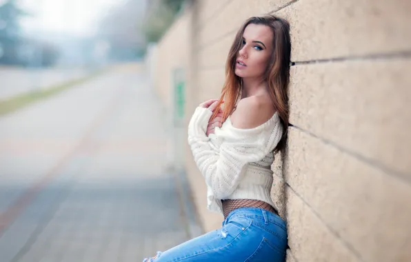 Картинка Girl, wall, long hair, photo, blue eyes, model, lips, jeans, face, brunette, portrait, pants, mouth, …