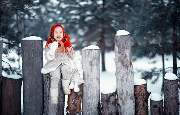 Картинка зима, снег, радость, улыбка, настроение, игрушка, девочка, брёвна, шаль, бублик, дублёнка