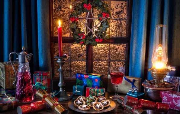 Картинка вино, звезда, лампа, свеча, печенье, окно, Рождество, подарки, графин, хлопушки