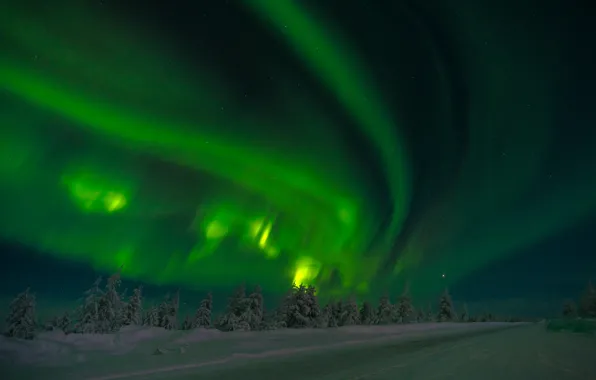 Картинка зима, дорога, лес, небо, снег, деревья, ночь, звёзды, северное сияние, Россия, Сибирь, Якутия