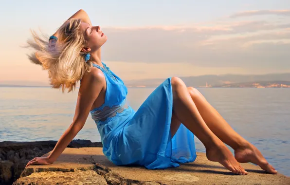 Картинка girl, Model, long hair, dress, legs, sea, landscape, photo, sunset, barefoot, lips, face, blonde, sitting, …