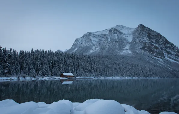Картинка зима, лес, снег, горы, озеро, Канада, сугробы, Альберта, домик, Banff National Park, Alberta, Lake Louise, …