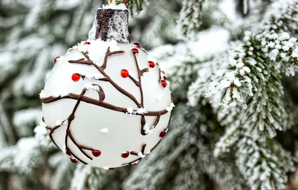 Картинка зима, снег, ветки, праздник, игрушка, новый год, шар, ель, ёлка