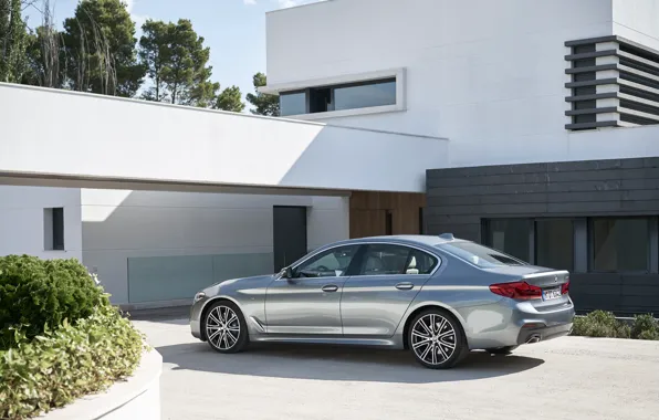 Картинка небо, дом, растительность, BMW, стоянка, сзади, вид сбоку, клумба, фасад, 540i, 5er, M Sport, 2017, …