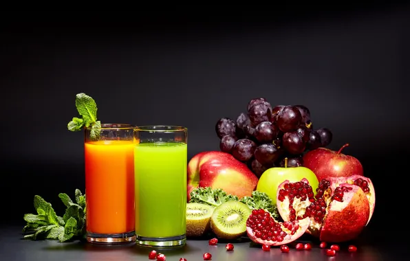 Картинка зелень, оранжевый, яблоки, киви, сок, виноград, зелёный, стаканы, фрукты, черный фон, гранат