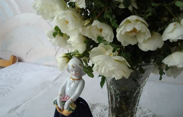 Картинка статуэтка, скромница, майские розы
