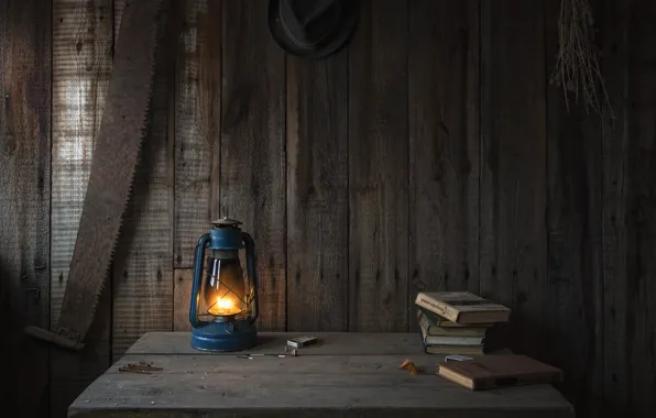 Картинка тепло, стол, дерево, огонь, доски, книги, лампа, керосинка, пила, керосиновая лампа